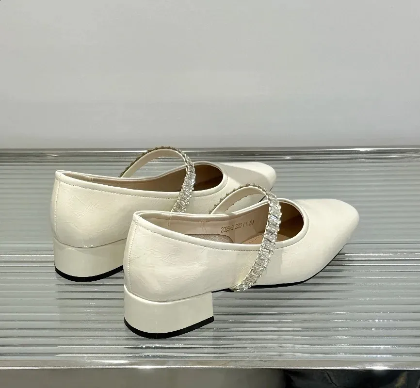 Escarpins femme en cuir avec strass et talon bas élégants_voghion.com