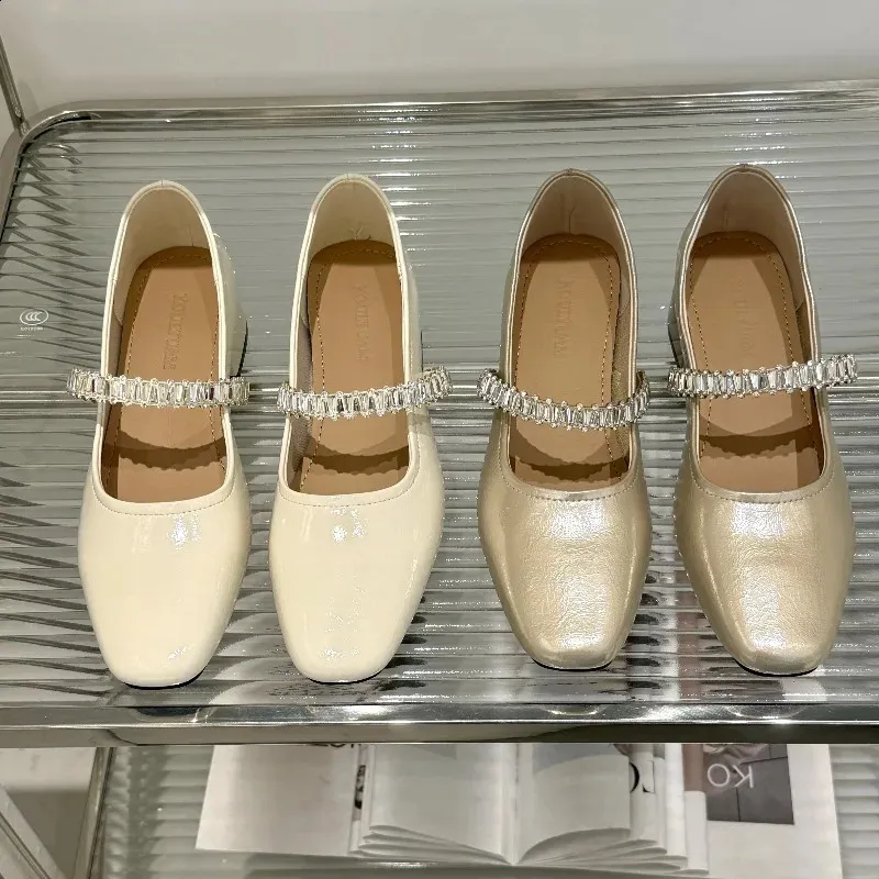 Escarpins femme en cuir avec strass et talon bas élégants_voghion.com