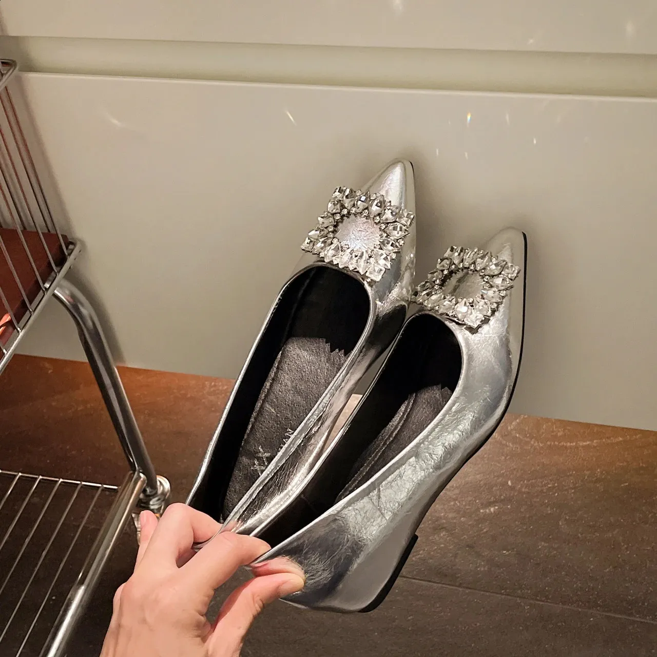 Modieuze dames high heels met kristallen gesp en puntneus_voghion.com