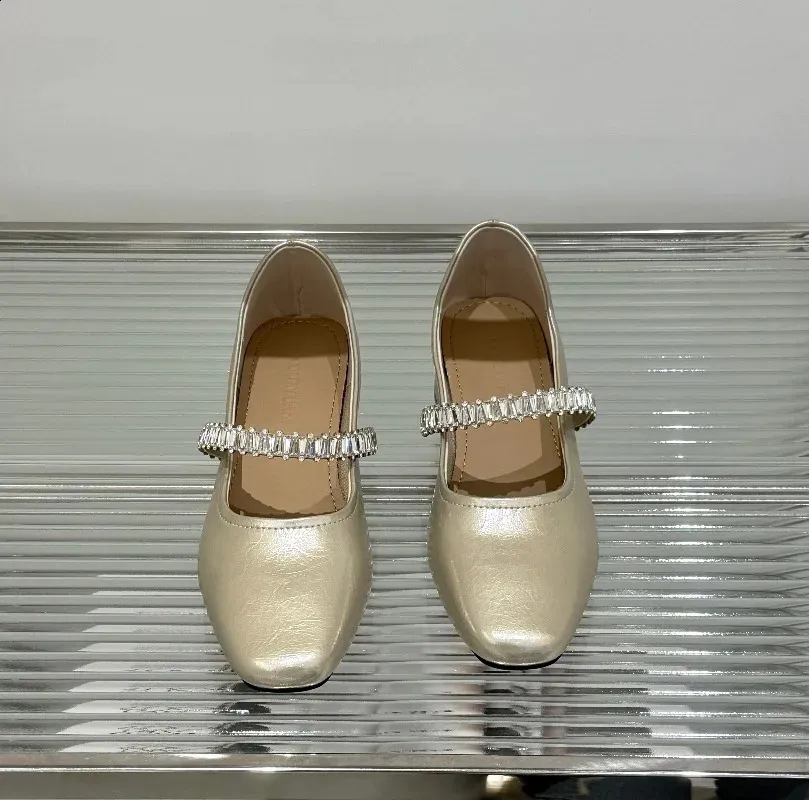 Escarpins femme en cuir avec strass et talon bas élégants_voghion.com
