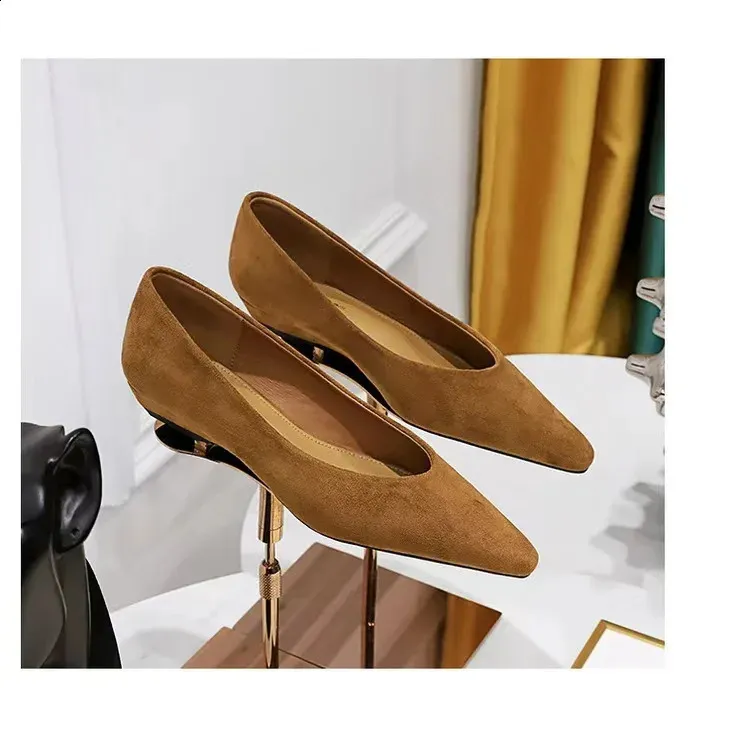 Elegante Braune Pumps Mit Niedrigem Absatz Für Das Büro_voghion.com