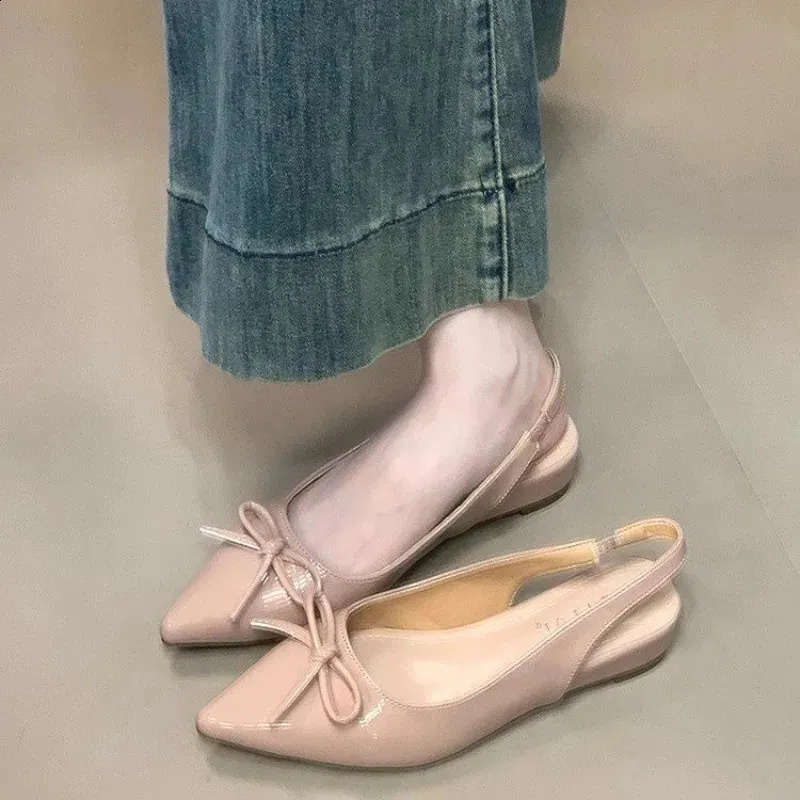 Modieuze platte muiltjes met grote vlinderknoop voor dames, hoogwaardige, comfortabele schoenen van lakleer met spitse neus en hielbandje 260605_voghion.com