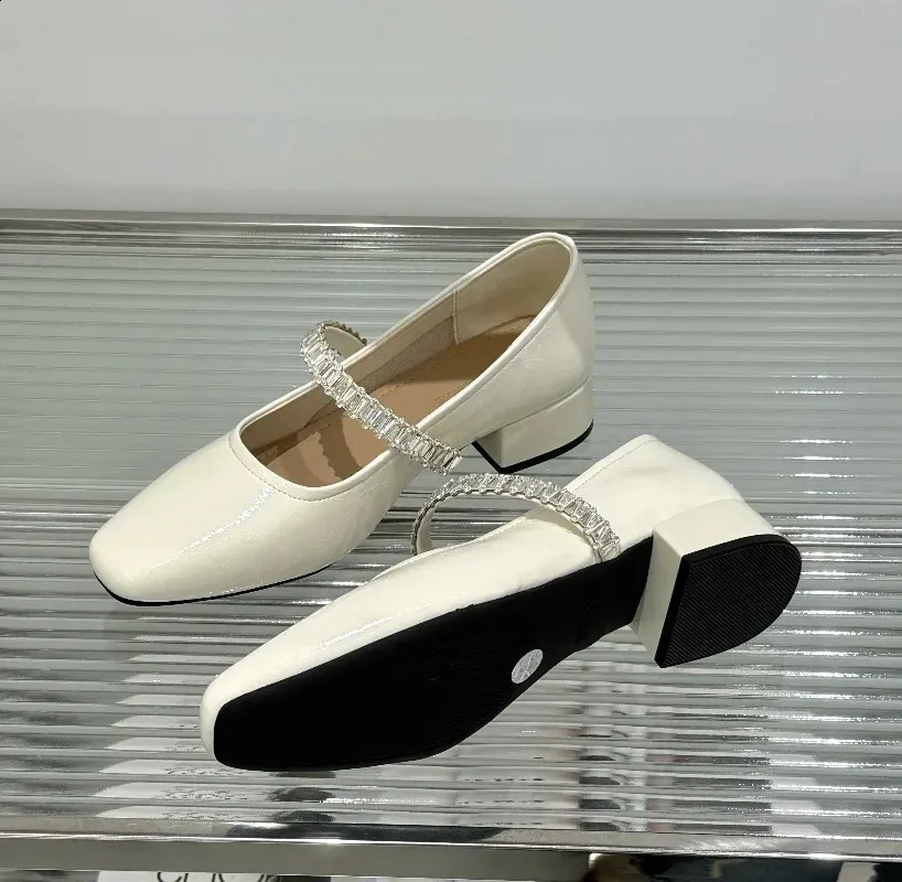 Escarpins femme en cuir avec strass et talon bas élégants_voghion.com