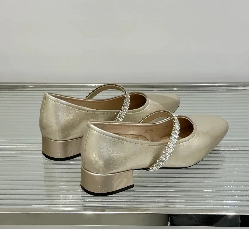 Escarpins femme en cuir avec strass et talon bas élégants_voghion.com