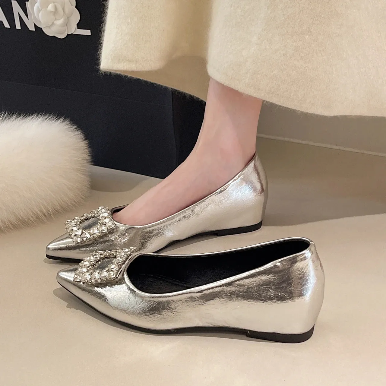 Modieuze dames high heels met kristallen gesp en puntneus_voghion.com