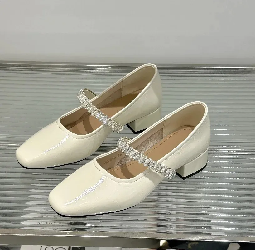 Escarpins femme en cuir avec strass et talon bas élégants_voghion.com