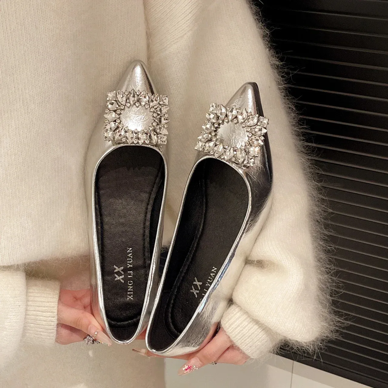 Modieuze dames high heels met kristallen gesp en puntneus_voghion.com