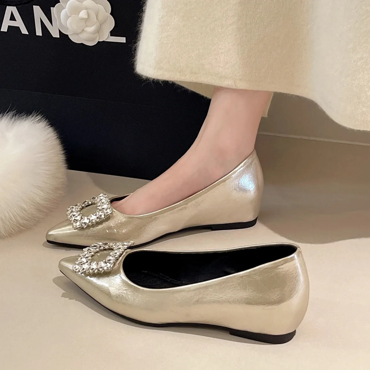 Modieuze dames high heels met kristallen gesp en puntneus_voghion.com