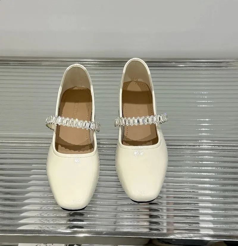 Escarpins femme en cuir avec strass et talon bas élégants_voghion.com
