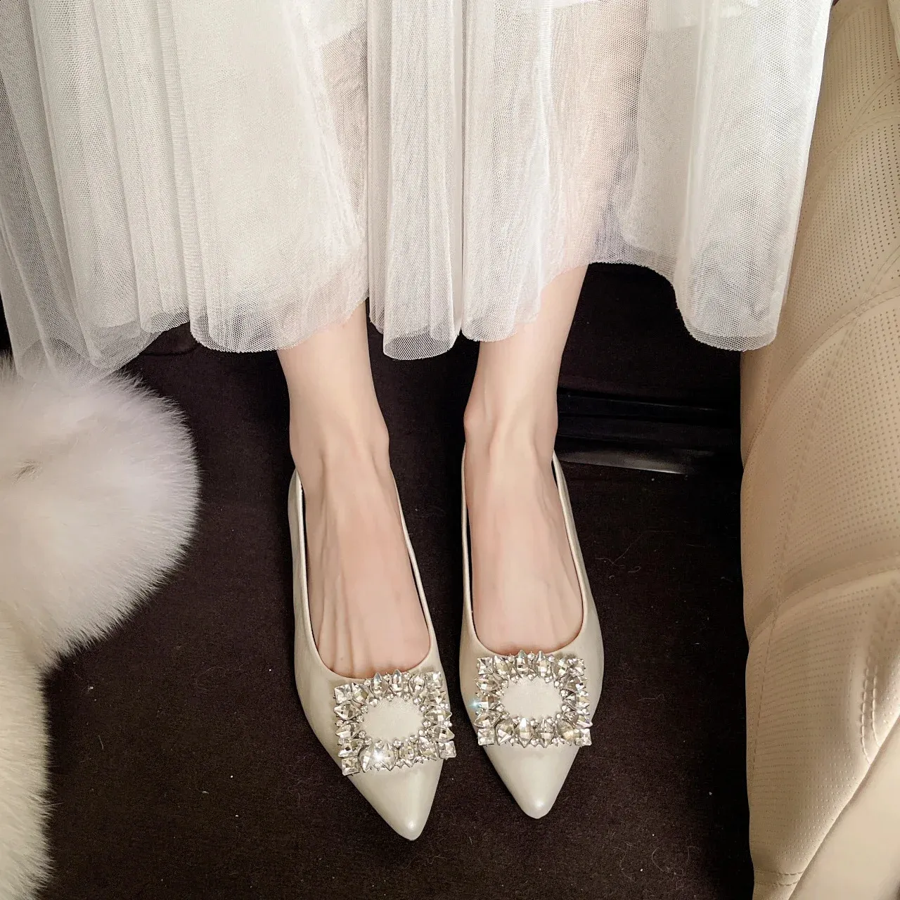Modieuze dames high heels met kristallen gesp en puntneus_voghion.com