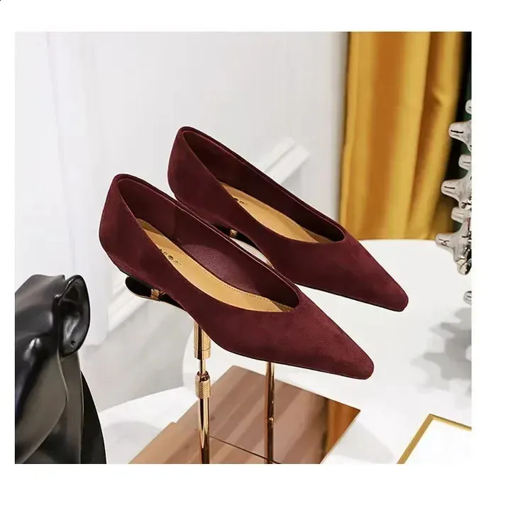 Elegante Braune Pumps Mit Niedrigem Absatz Für Das Büro_voghion.com