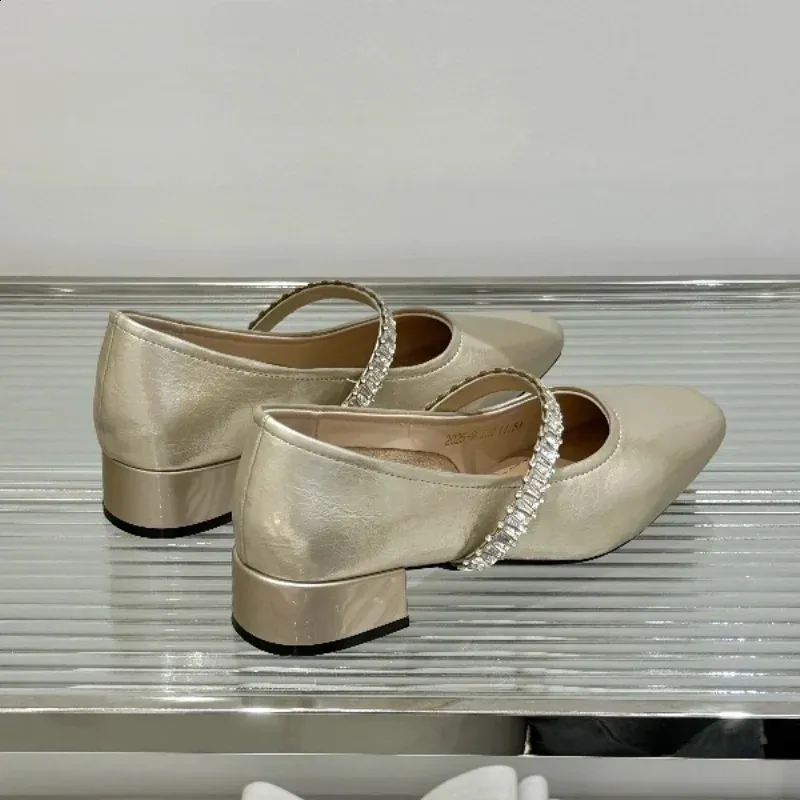 Escarpins en cuir PU à petit talon, élégants et discrets, ornés de cristaux brillants. Semelle souple et antidérapante. Parfaits pour l'été. Bout carré et plateforme. Idéaux pour le bureau._voghion.com