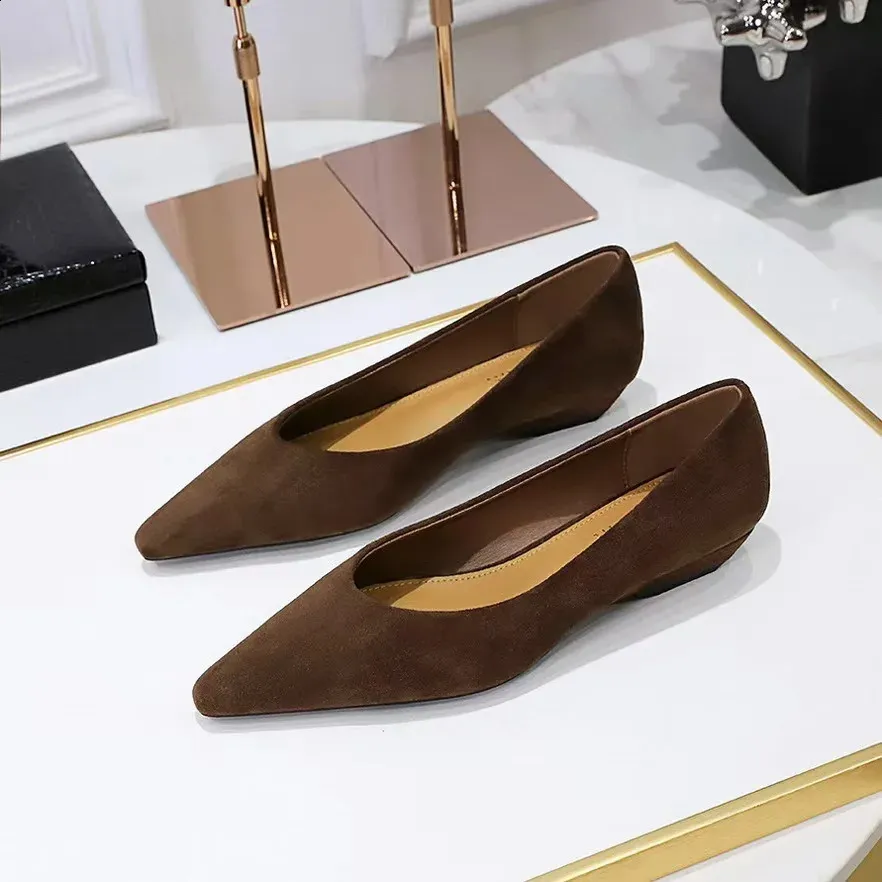 Elegante Braune Pumps Mit Niedrigem Absatz Für Das Büro_voghion.com