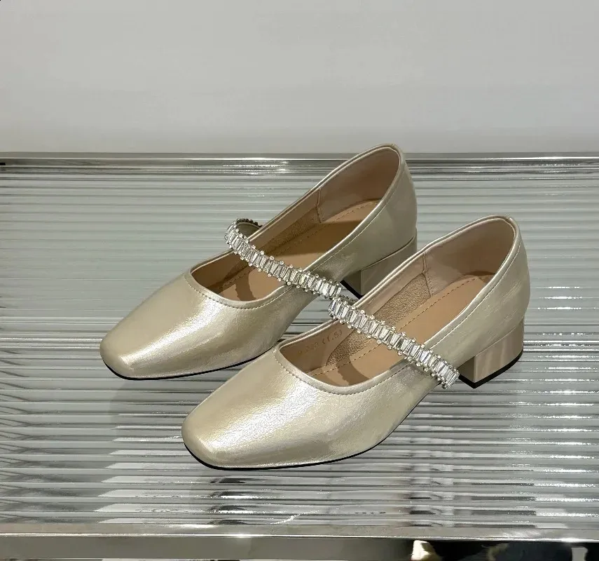 Escarpins femme en cuir avec strass et talon bas élégants_voghion.com