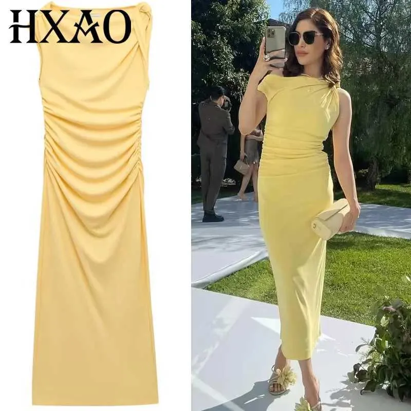volantes mujer de vestido amarillo