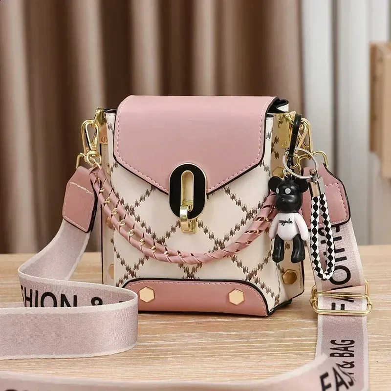 韓国商品/PORTA STUD COTTON MINI CROSS BAG DHgate.com:Chic Mini Square Crossbody Bag - Korean Style