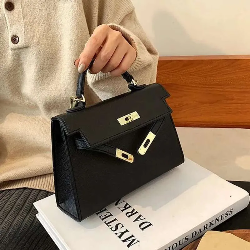 P Ins Womens Large Capacity Shoulder Kara Bag Fashionable Simple Versatile Single Handbag 240805