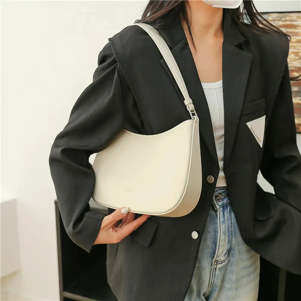 日本未入荷☆Half Moon Leather Bag/全2色/SOFT SEOUL Stylish Half Moon Leather women's shoulder handbags for