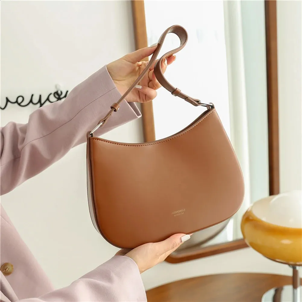 日本未入荷☆Half Moon Leather Bag/全2色/SOFT SEOUL Designer fashion, Seoul-fully created | W Concept