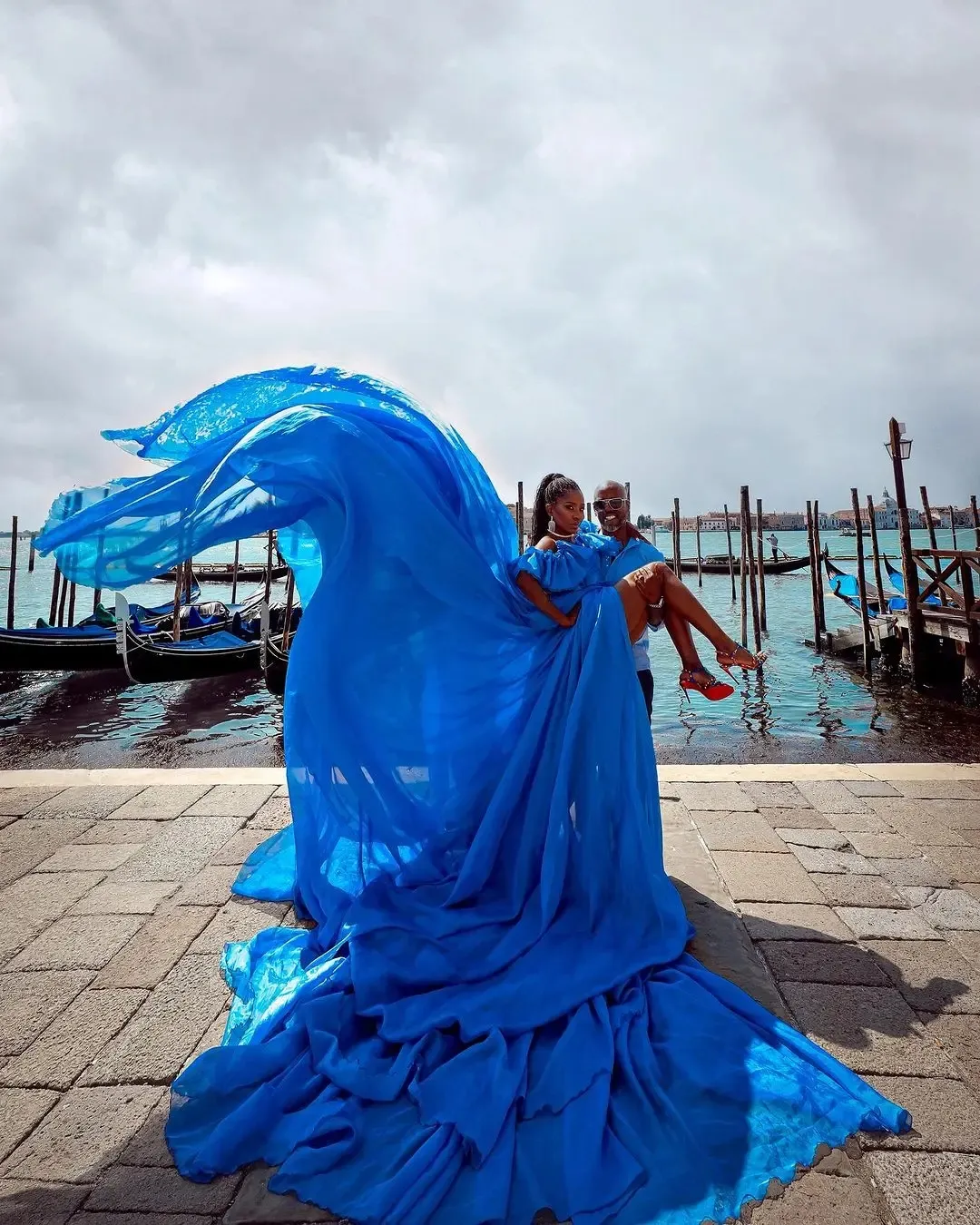 2024 Dream Blue Flowing Prom Dress Straps Extra Long Train Slit Silk Chiffon Photoshoot Perform Gowns Celebrity Party Dresses Robe De Soiree Noche Customed From Donnaweddingdress17 121.64 DHgate.Com