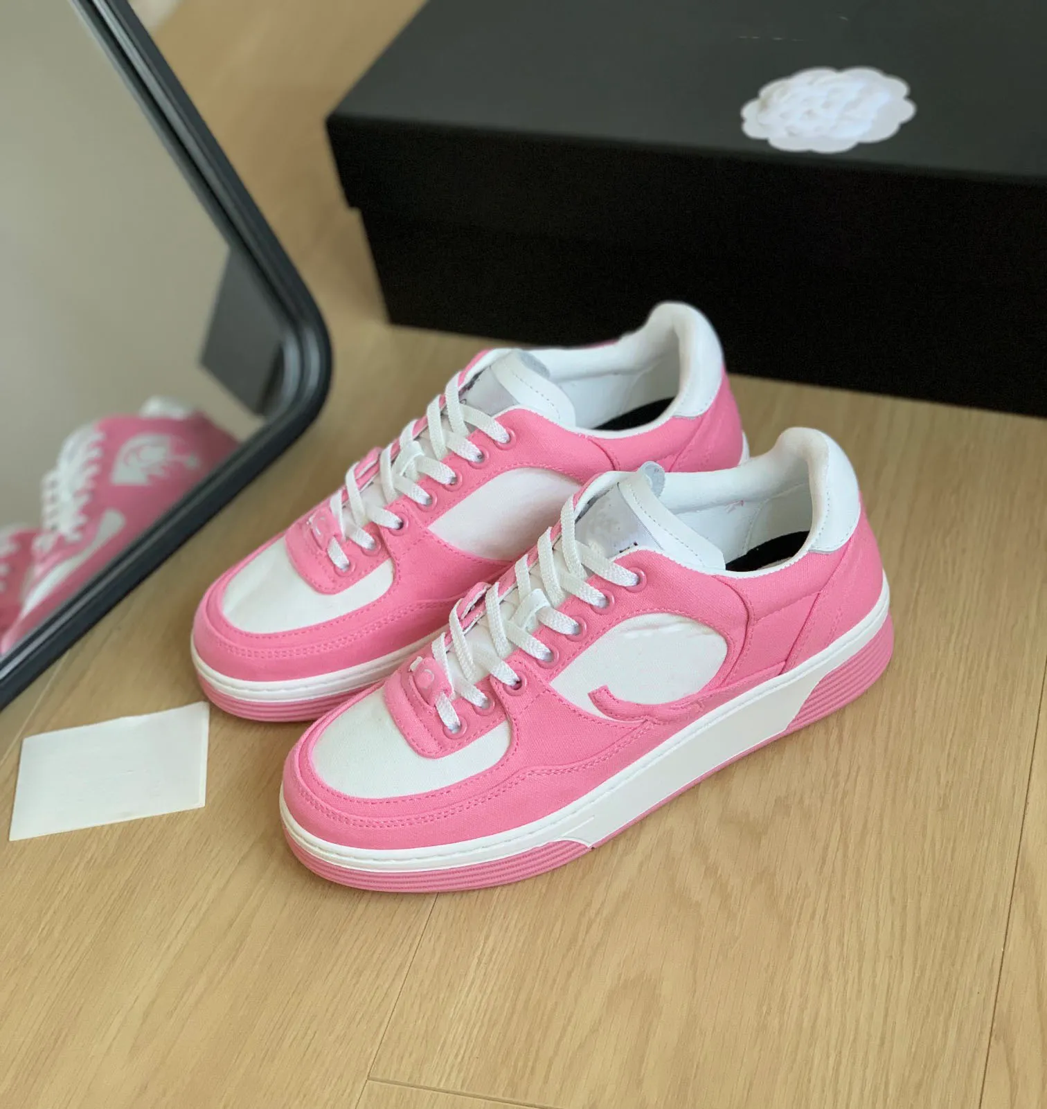 Designer Leather Stylish Skate Shoes For Women High Quality