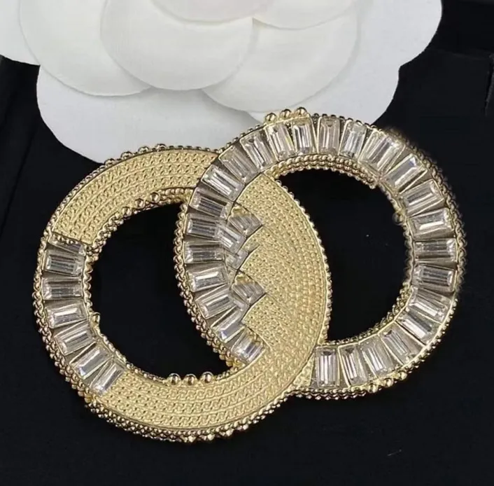 Broche fantaisie fait main décor aspect émail un effet unique