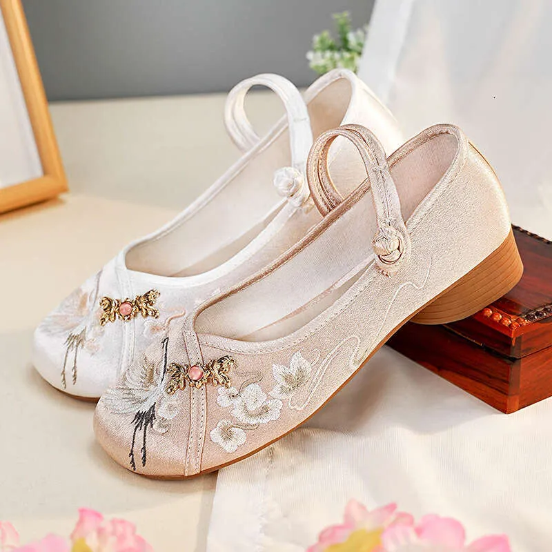 Bulk Chinese Style Embroidered Round Toe Girls Dress Shoes With Qipao Heel For Women Old Beijing Style Fashionable Footwear From Comfortableshoeskq8 32.31 DHgate.Com
