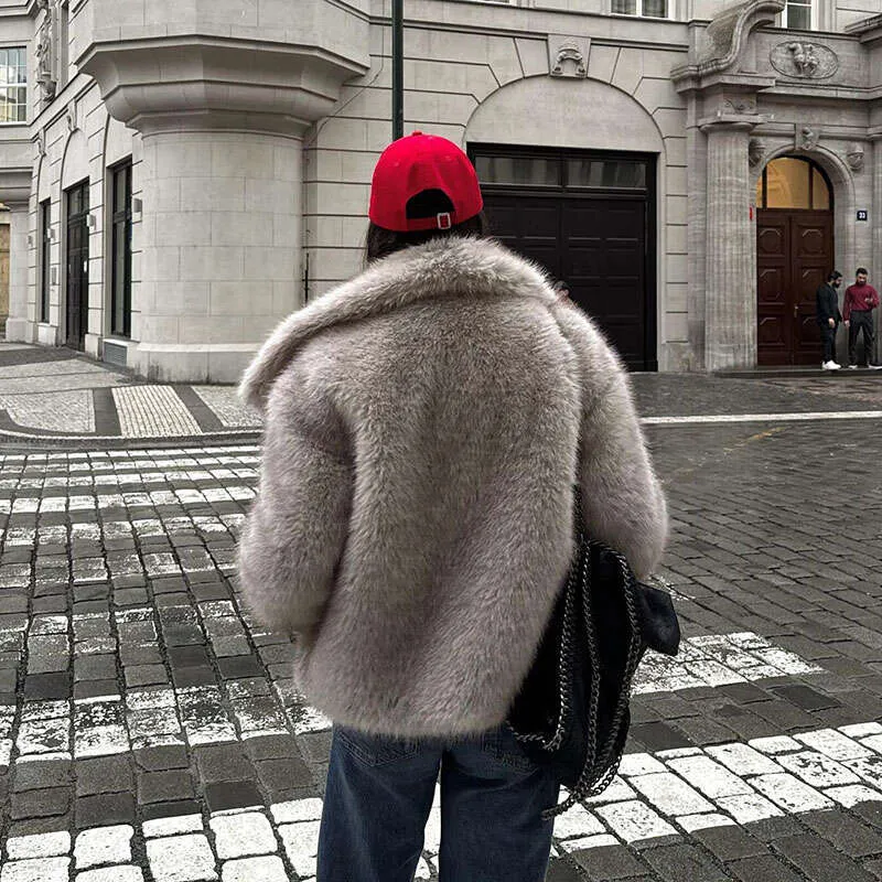 コート Faux Fur Coat in Mint Color Gucci Faux Fur Coat in Mint Color - Runway Catalog