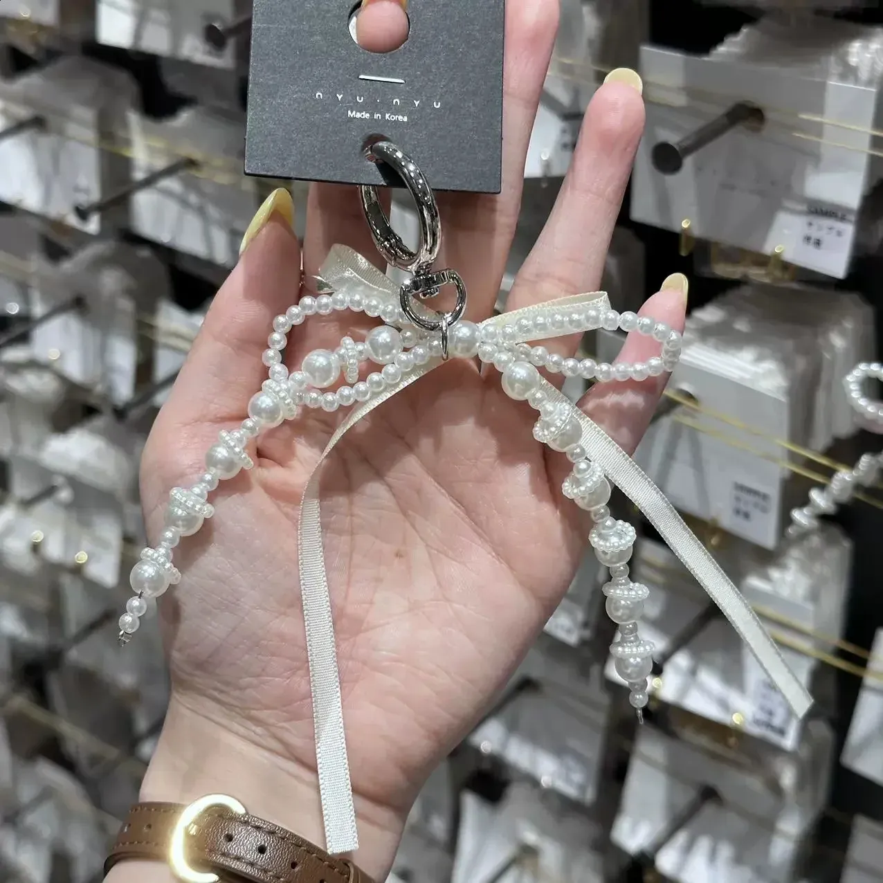 Portachiavi Fiocco Con Perle Bianco E Oro | Ciondolo Per Borsa E Chiavi | Accessorio Carino In Lega E Perle Acriliche | Regalo Per Ragazze