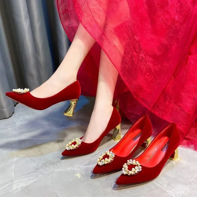 Chaussures rouges chaussures de mariage talons hauts rouges pour femmes chaussures de mariage de style chinois talons epais photos de mariage