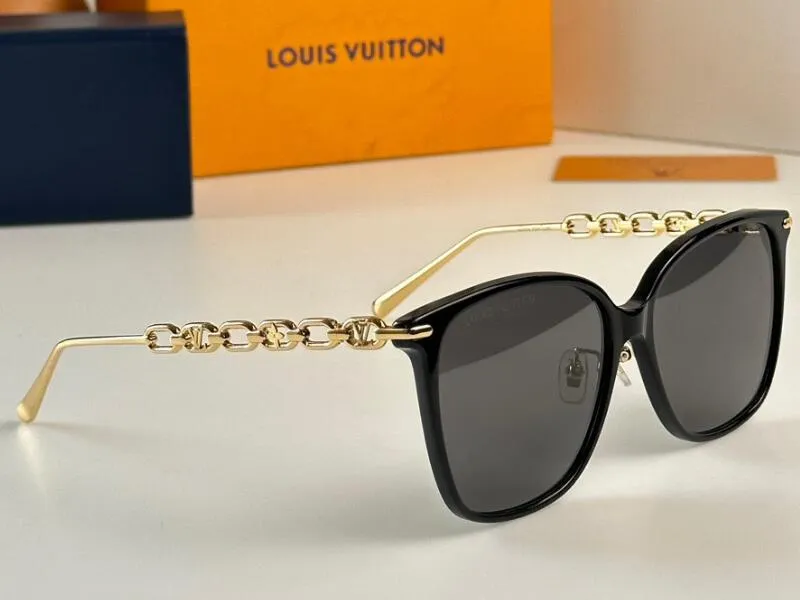 DHgate.com:Square Sunglasses with Chain - Classic Design