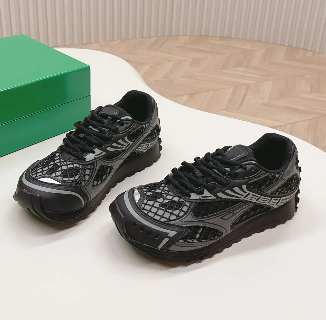 Luxury Leather Sneakers For Women And Men Designer Track Runner B22 Pavers Ladies Casual Shoes