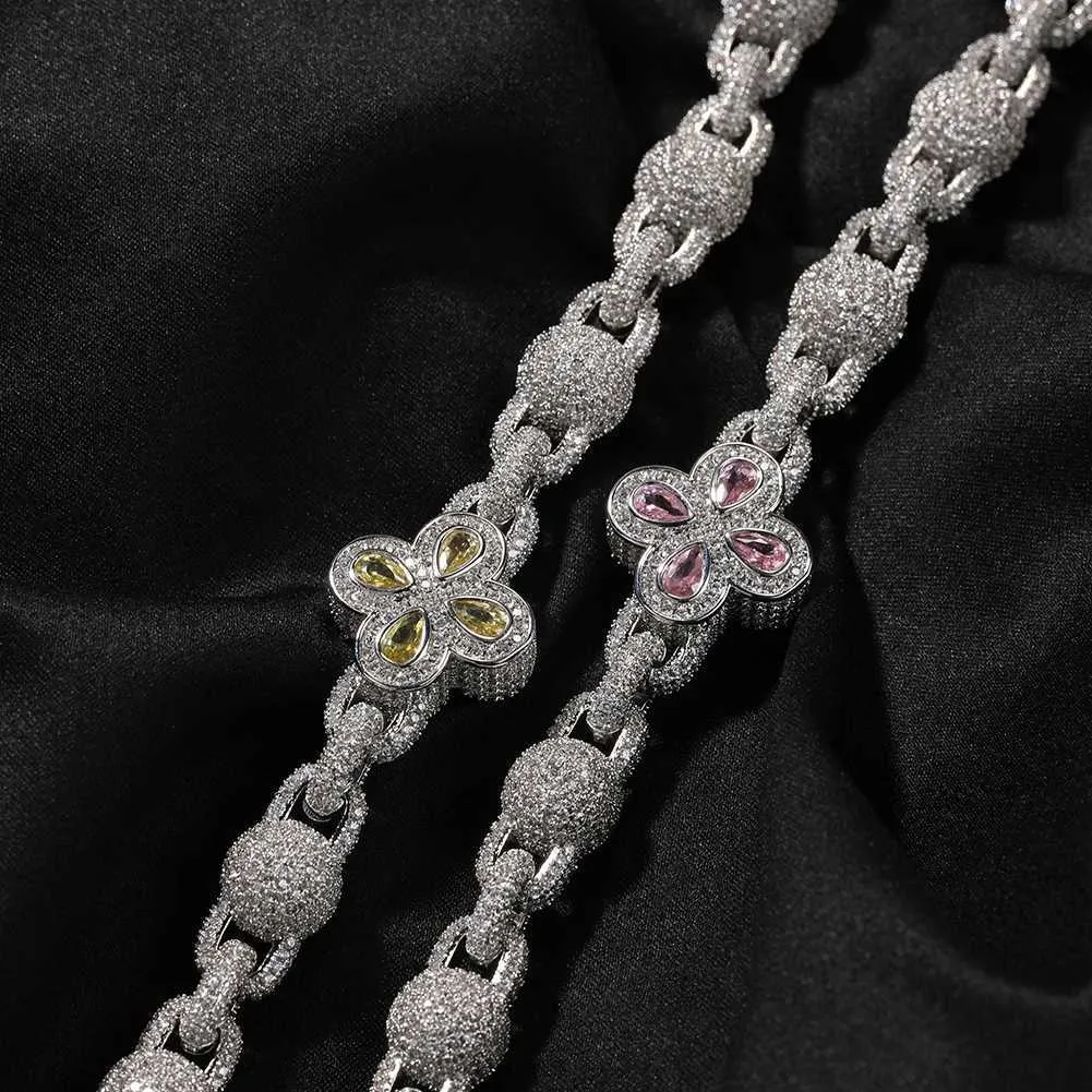 Four Leaf Clover Pendant Necklace With Micro Paved Cubic Zirconia_voghion.com