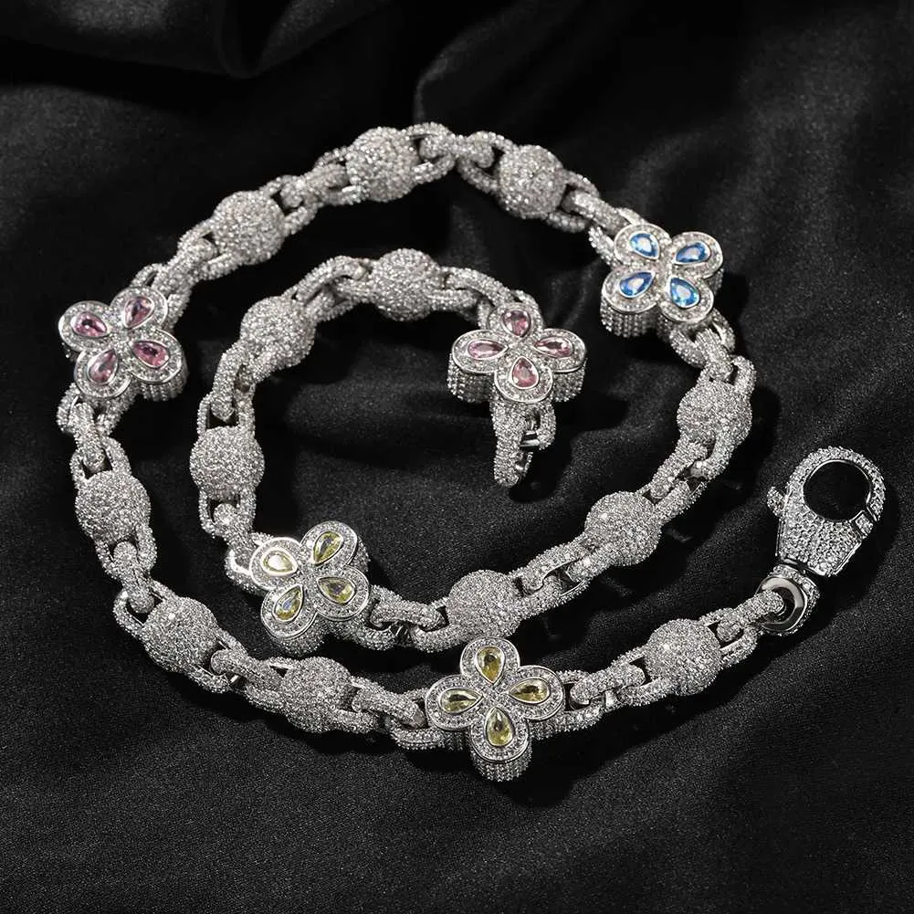 Four Leaf Clover Pendant Necklace With Micro Paved Cubic Zirconia_voghion.com