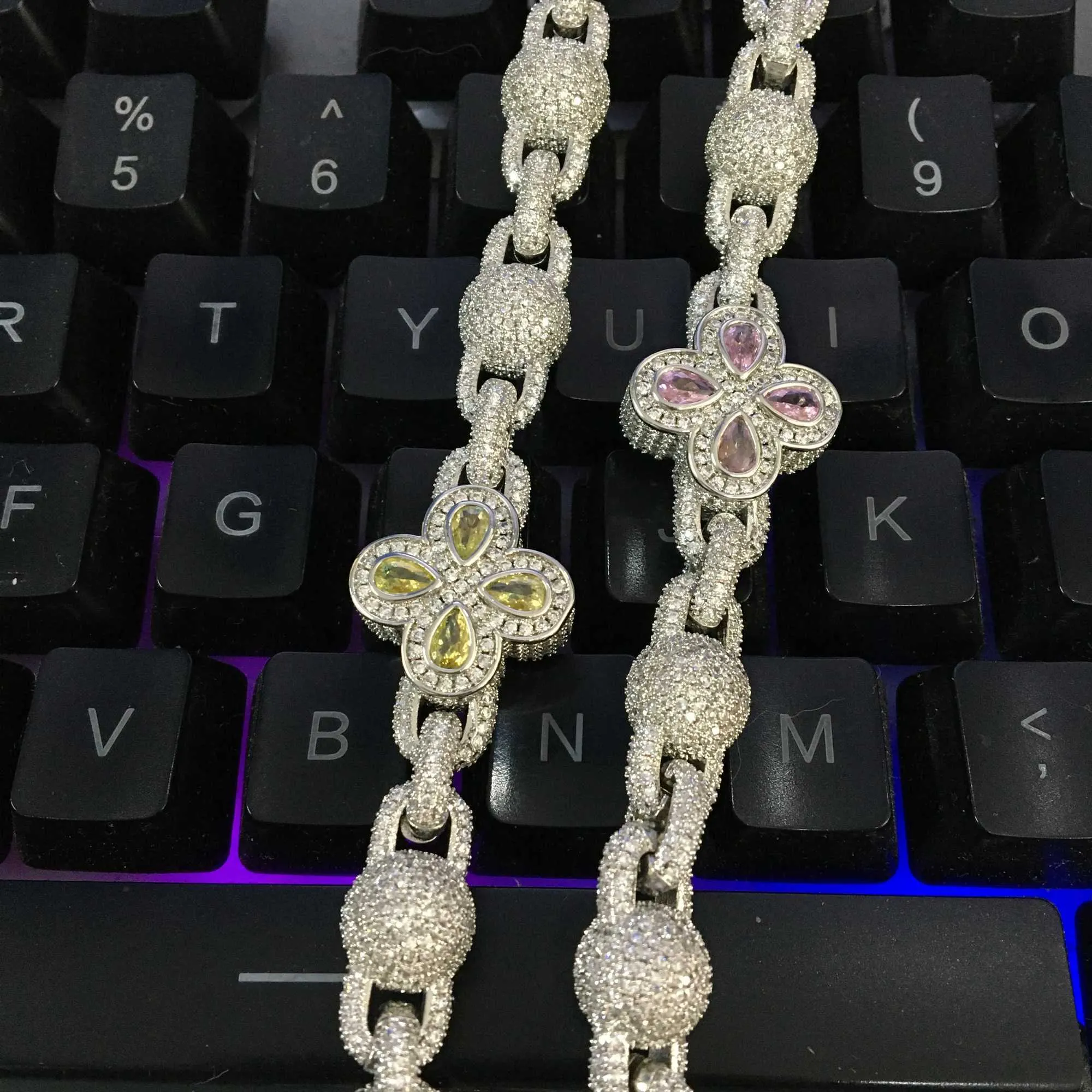 Four Leaf Clover Pendant Necklace With Micro Paved Cubic Zirconia_voghion.com