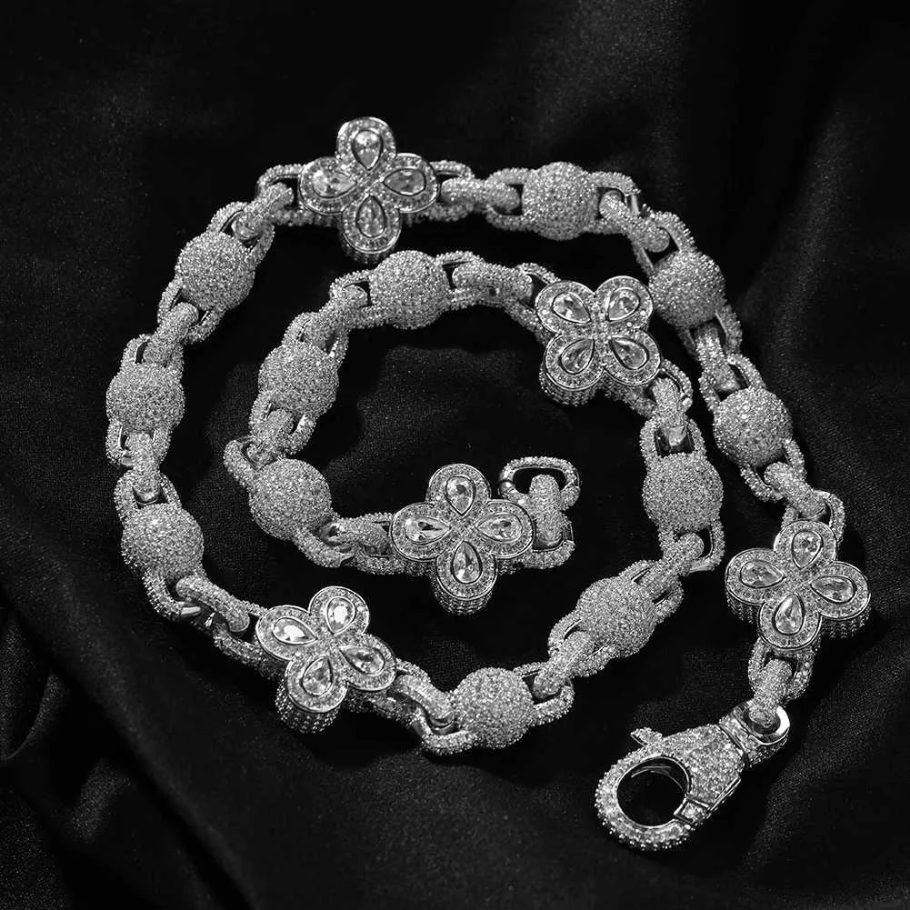 Four Leaf Clover Pendant Necklace With Micro Paved Cubic Zirconia_voghion.com