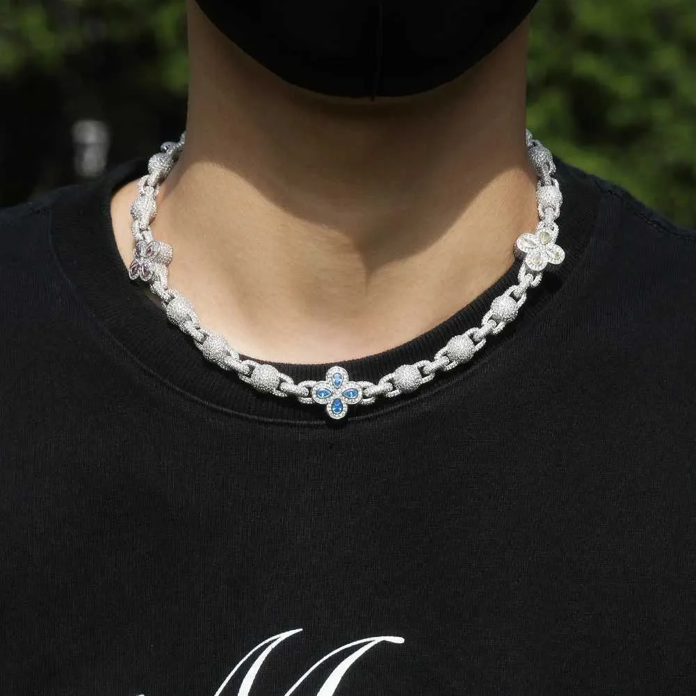 Four Leaf Clover Pendant Necklace With Micro Paved Cubic Zirconia_voghion.com