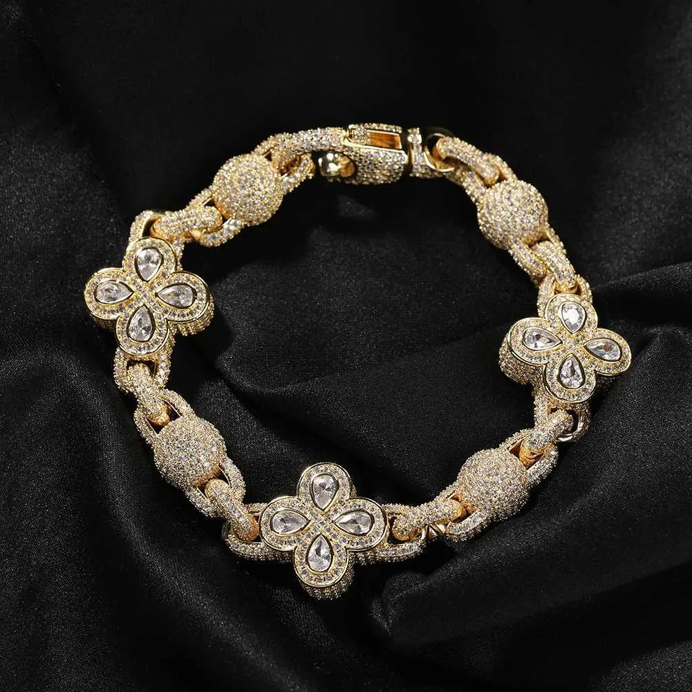 Four Leaf Clover Pendant Necklace With Micro Paved Cubic Zirconia_voghion.com