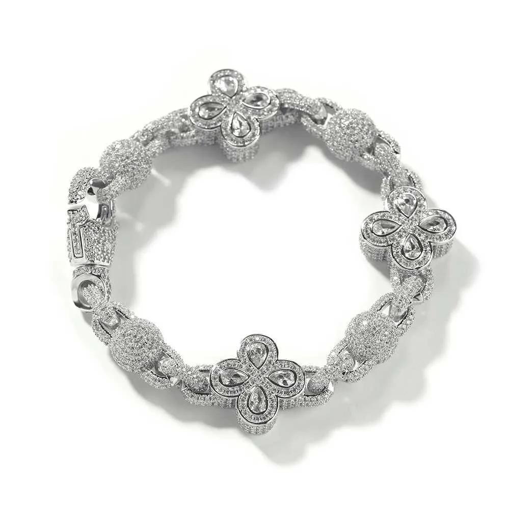 Four Leaf Clover Pendant Necklace With Micro Paved Cubic Zirconia_voghion.com