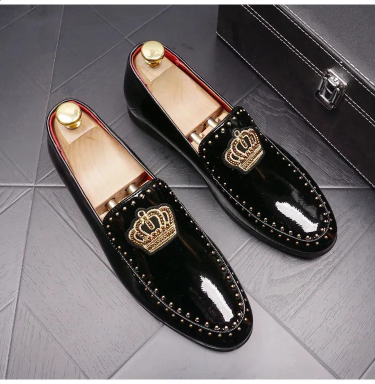 Mens Casual Shoes Patent Leather Pointed Toe Embroidered  display picture 1