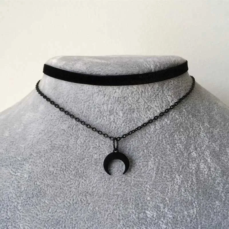 Gothic Moon Pendant Necklace – Dark Vintage Choker For Women, Metal, No Gemstone