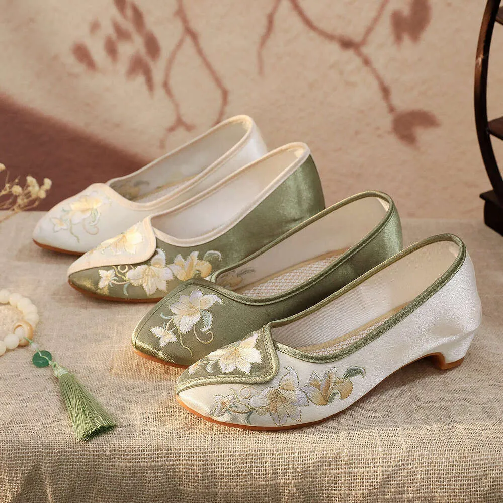 Women's Embroidered Cheongsam Shoes White Snow Fragrance, Old Beijing  Cloth, Pointed Toe, Low Heel