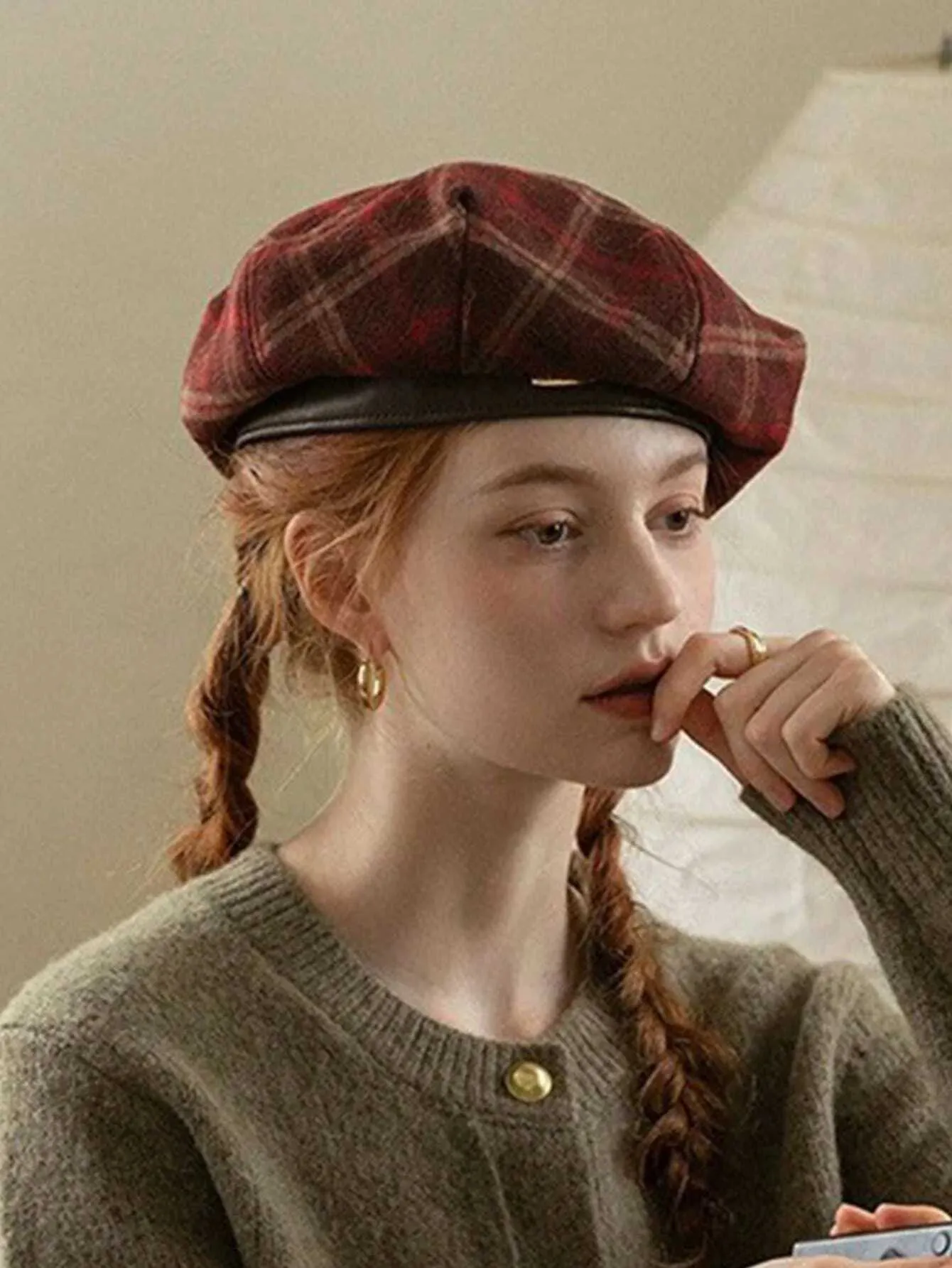 Leather beret hat fitted strap silk material vintage painter 