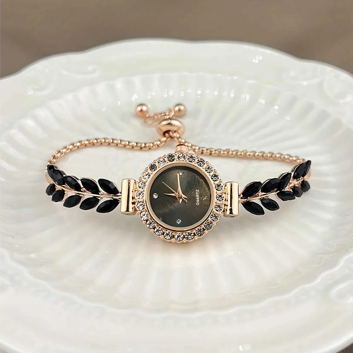 Elegant Vintage Style Women display picture 1
