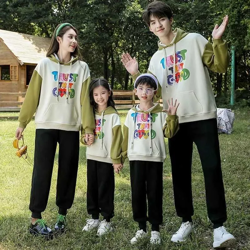 Abbigliamento famiglia uguale best sale