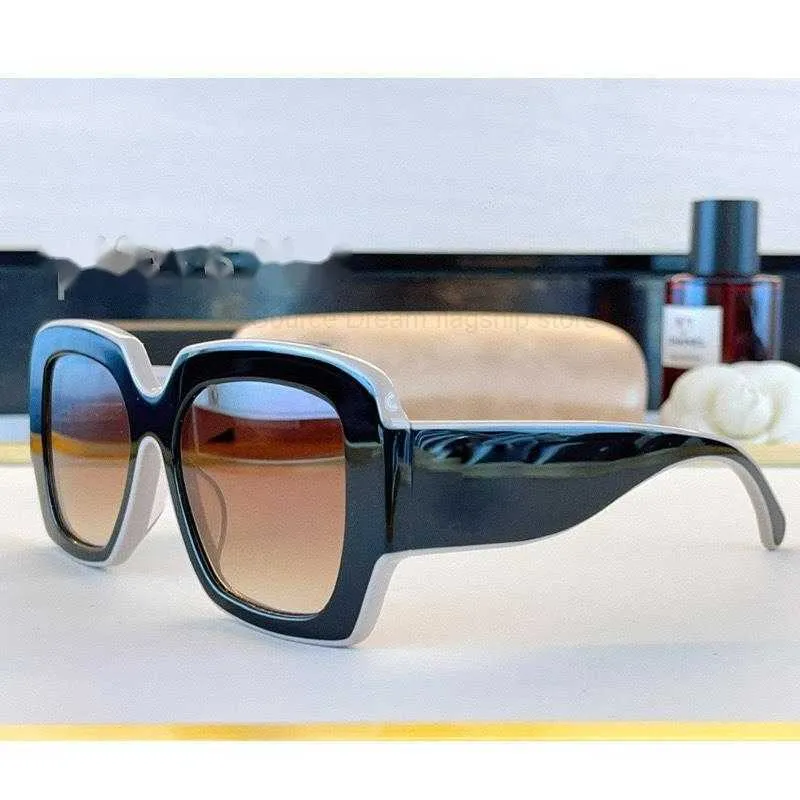 Black Classic Sunglasses with UV400 Protection - Designer  display picture 1