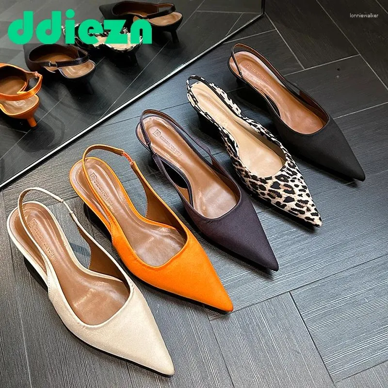 Chaussures habillees Les femmes leopard pompes la mode des talons feminins elegants dans les sandales a bout pointu 2024 Les dames glissent les