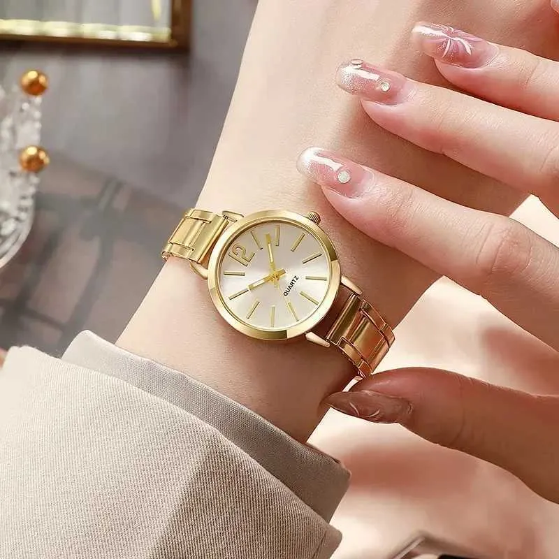 Gold Bracelet Quartz Wristwatch for Women with 3 cm Round  display picture 3
