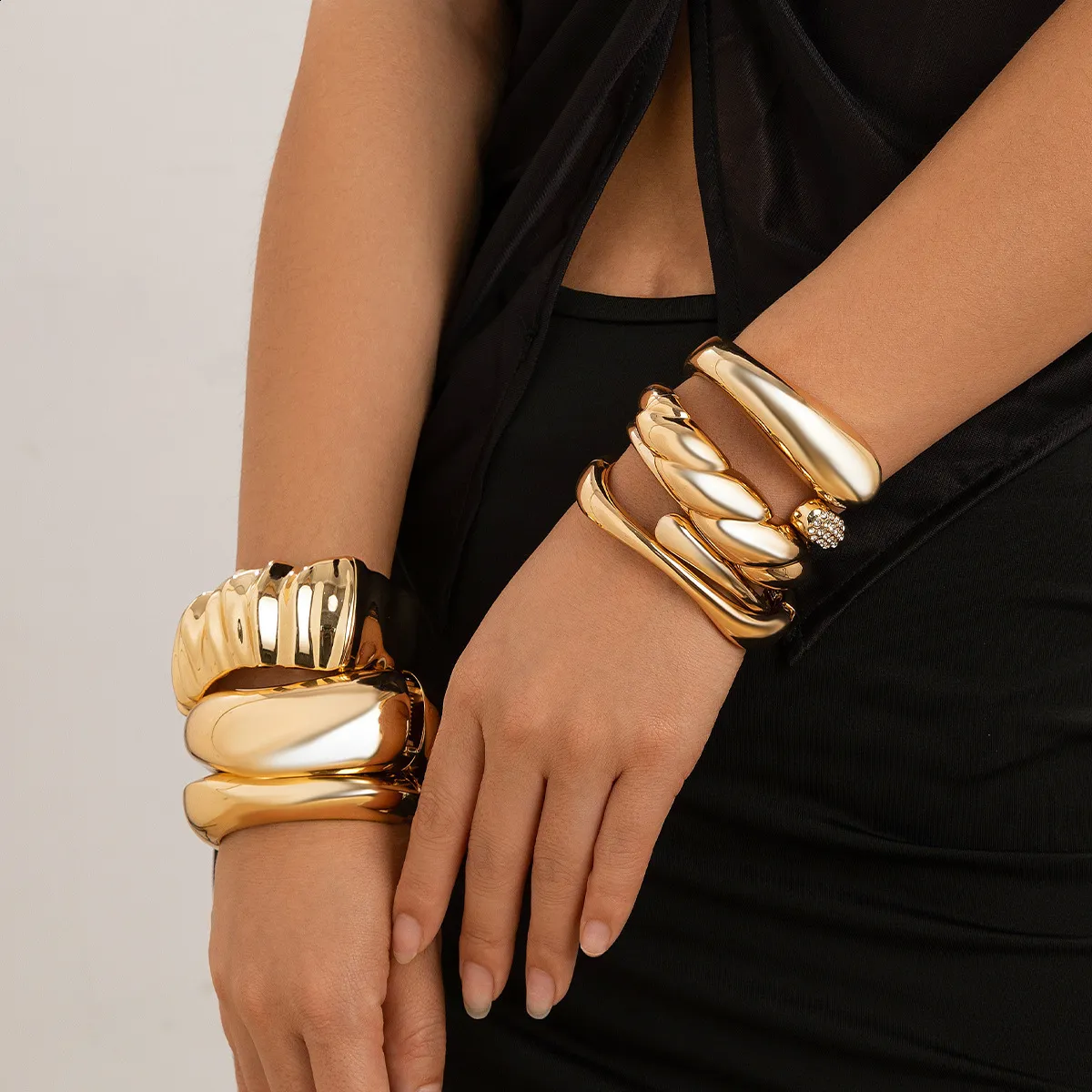 DIFFERENT PREMIUM BANGLE