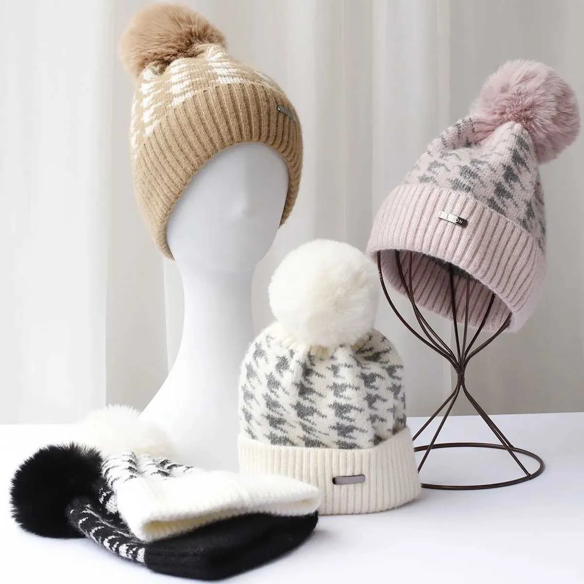 2024 Houndstooth Ball Stripe Wool Hats Mens Hat Knitted Women